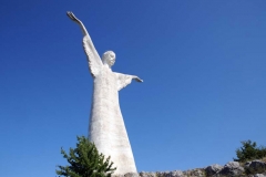 statua del cristo in montagna